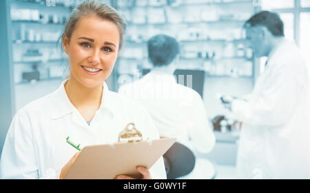 Junior farmacista iscritto negli appunti Foto Stock