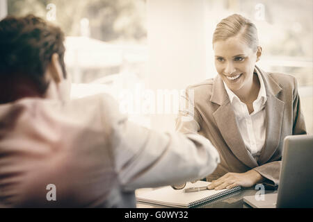 Manager intervistando un candidato maschio Foto Stock
