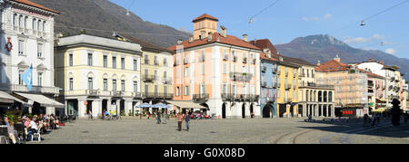 Vecchie case Piazza Piazza Grande a Locarno su la parte italiana della Svizzera Foto Stock