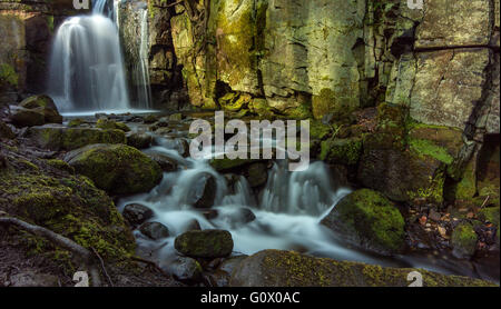 Lumsdale cade nel Peak District, Derbyshire. Foto Stock