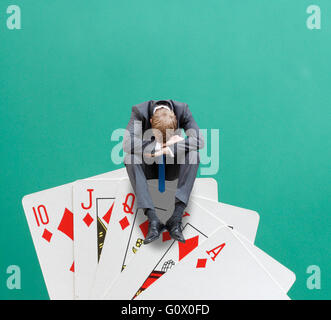Un giocatore seduto su schede Foto Stock