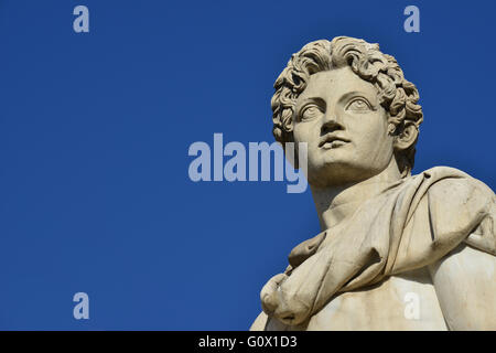 Testa di marmo dall'antica statua romana di Dioskouri, alla sommità del colle Capitolino Scala e balaustra, nel centro di Foto Stock