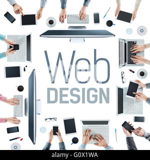 I Web designer e sviluppatori di lavorare in team in ufficio, il testo al centro, la creatività e il lavoro di squadra concetto Foto Stock