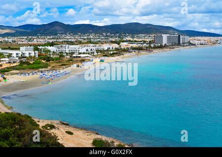 Una vista panoramica della Platja den Bossa a Ibiza, nell isola di Ibiza, Isole Baleari, Spagna Foto Stock