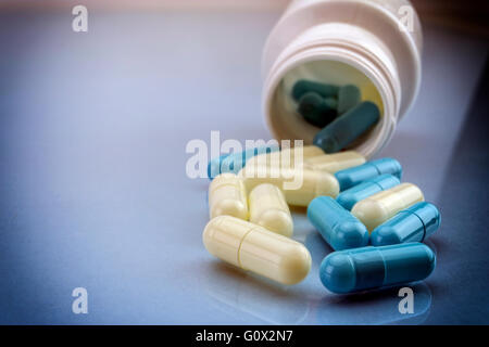 Pills fuoriuscita da un vaso aperto Foto Stock