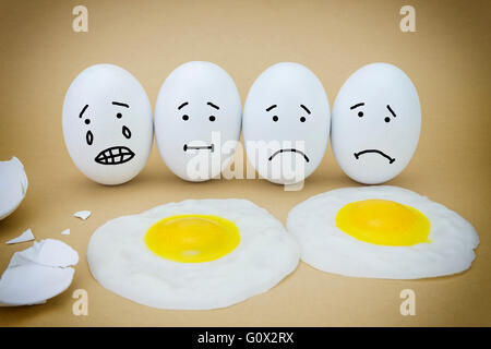 Divertenti uova emotivo a piangere e ridere in scatola con tuorlo d'uovo Foto Stock