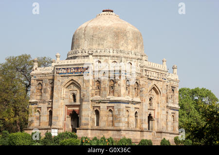 Sheesh Gumbad, Lodhi Gardens, New Delhi, tomba con ceramica invetriata piastrelle la maggior parte dei quali sono caduti in particolare dalla cupola superiore, Foto Stock