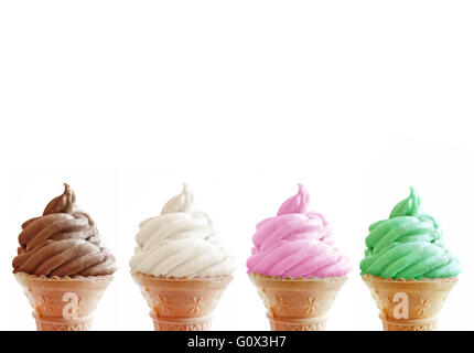 Cono gelato sapori tra cui cioccolato, vaniglia e fragola Foto Stock