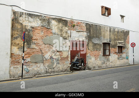 Uno dei tratti distintivi street opere d'arte in Georgetown Penang. Shot mostra il patch del patrimonio originale su una parete dipinta di bianco. Foto Stock