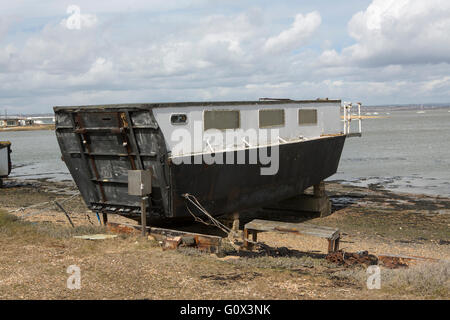 Waterside che vivono in una casa galleggiante convertito nel lato ovest di Hayling Island Foto Stock