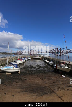 Barche a south queensferry harbour scozia aprile 2016 Foto Stock
