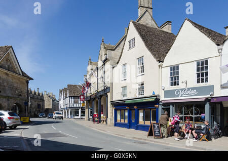 Fila di negozi e caffetterie in luogo di mercato, Tetbury compresi Veloton cafe per ciclisti Foto Stock