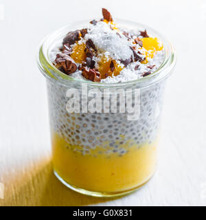 Chia e budino di cocco con mousse di mango e cacao naselli Foto Stock