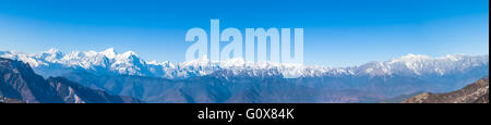 Vista panoramica della gamma della montagna compresi Minya Konka (7556m) dalla parte superiore del bestiame di montagna indietro al mattino, Sichuan provi Foto Stock