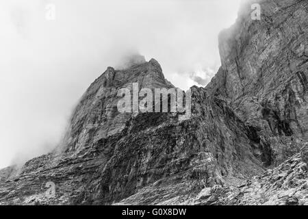 Sotto la parete nord dell'Eiger: punto di partenza per scalare la Eiger North Face, famoso muro su Oberland Bernese delle alpi svizzere, Swit Foto Stock