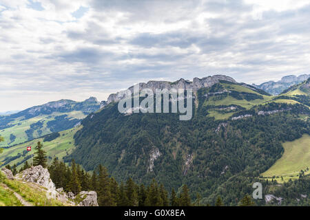 Spectaqular vista panorama del Ebenalp mountain range con una speciale struttura di strato con il famoso peak Santis in background, Foto Stock