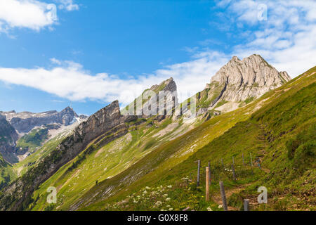 Splendida vista della Santis e Alpstein massiccio nella Svizzera orientale, cantone di Appenzell Foto Stock