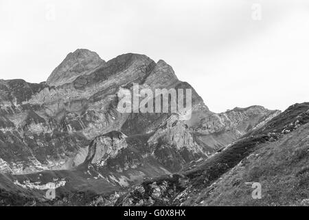 Vista di Meglisalp e Altmann dell Alpstein massiccio oin in bianco e nero il cantone di Appenzell, Svizzera Foto Stock