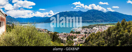 Vista panoramica della città di Locarno e il Lago Maggiore sulla montagna, Ticino, Svizzera Foto Stock