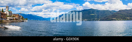 Vista panoramica della piccola cittadina di Brissago e il lago Maggiore in Ticino, Svizzera Foto Stock