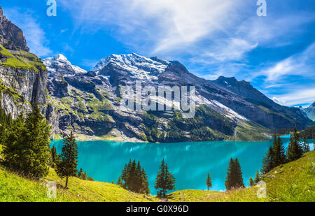 Il panorama in estate vista sull'Oeschinensee (Oeschinen lago) e le Alpi sull'altro lato vicino a Kandersteg su Oberland OBE Foto Stock