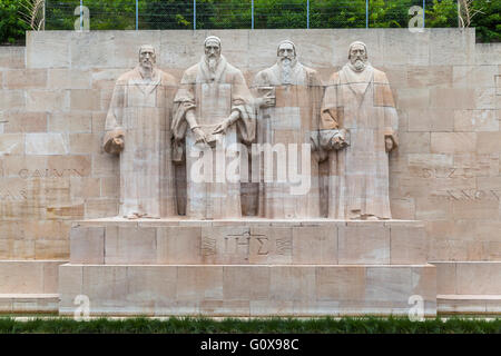 Sculture di quattro del Calvinismo principali promotori al centro della parete Refomation, Parc Des Bastions, Ginevra, Svizzera. Guillaume F Foto Stock