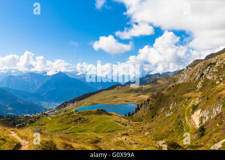 Vista del Bettmersee (lago) e sulle Alpi del Vallese, Svizzera, vicino al famoso ghiacciaio di Aletsch Foto Stock