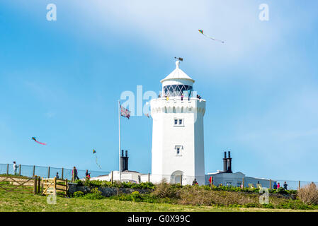 Vista di un faro lungo la kentish costa di Dover. Foto Stock