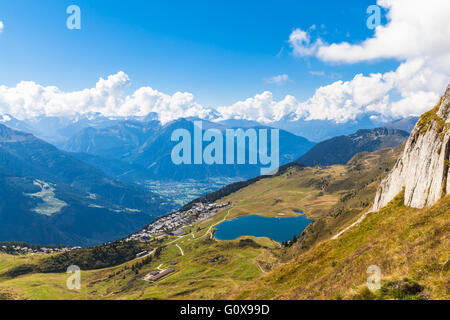 Vista aerea del Bettmersee (lago) e sulle Alpi del Vallese, Svizzera, vicino al famoso ghiacciaio di Aletsch Foto Stock