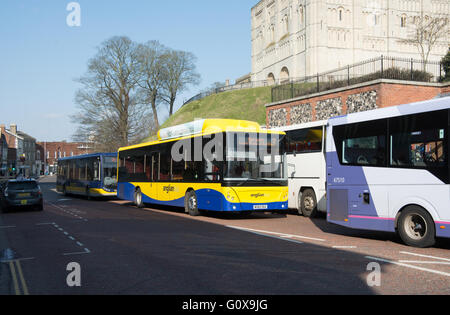 Un Gas naturale compresso (CNG) powered autobus azionati da Anglian autobus che passa al di sotto di Norwich Castle. Foto Stock