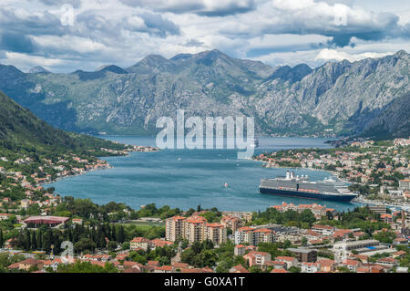 Vista panoramica della Baia di Kotor Montenegro e cruiser in porto Foto Stock