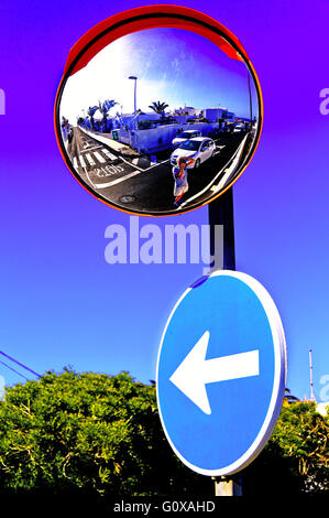 Lanzarote Arrecife Puerto del Carmen blue sky segno blu specchio del traffico Foto Stock