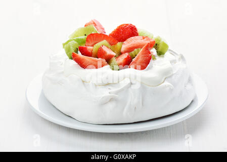 Torta di meringa con fragole fresche e kiwi Foto Stock