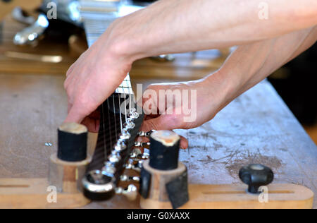 Simon agricoltore, fondatore di Gus chitarre personalizzate con una chitarra progettata per il principe, nella sua East Sussex workshop Foto Stock