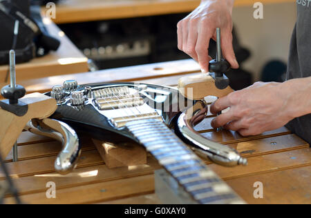 Simon agricoltore, fondatore di Gus chitarre personalizzate con una chitarra progettata per il principe, nella sua East Sussex workshop Foto Stock