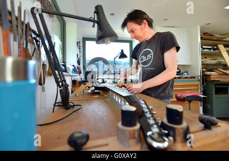 Simon agricoltore, fondatore di Gus chitarre personalizzate con una chitarra progettata per il principe, nella sua East Sussex workshop Foto Stock