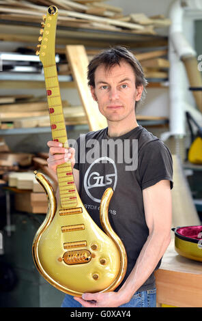 Simon agricoltore, fondatore di Gus chitarre personalizzate con una chitarra progettata per il principe, nella sua East Sussex workshop Foto Stock