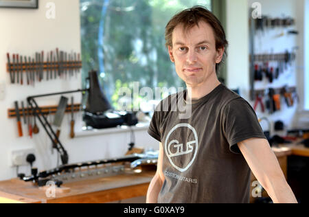 Simon agricoltore, fondatore di Gus chitarre personalizzate con una chitarra progettata per il principe, nella sua East Sussex workshop Foto Stock