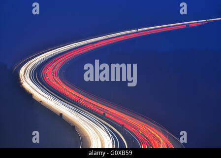 Sentieri di luce sulla autostrada A3 di notte, Haseltal, Rohrbrunn, Spessart, Baviera, Germania Foto Stock