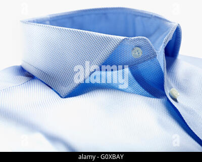 Dettaglio del collare della camicia blu su sfondo bianco in studio Foto Stock