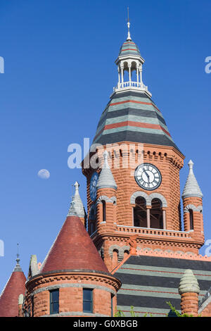 Luna sulla torre dell'orologio della vecchia Red Museum di Dallas, Texas Foto Stock