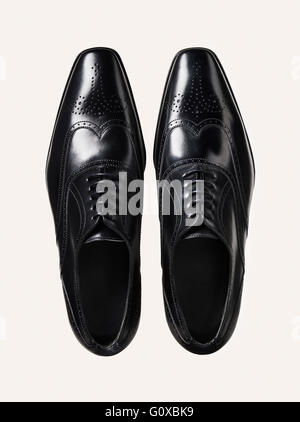 Coppia di nero scarpe di cuoio, studio shot su sfondo bianco Foto Stock