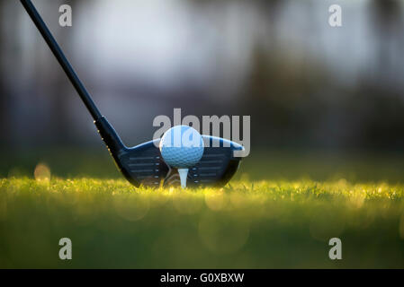 Close-up di pallina da golf sul raccordo a T con conducente Foto Stock