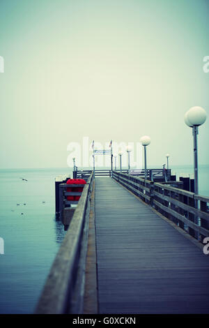 Vista del Dock di vuoto a costa del Mar Baltico in inverno, Kuhlungsborn, Meclenburgo-Pomerania Occidentale, Germania Foto Stock