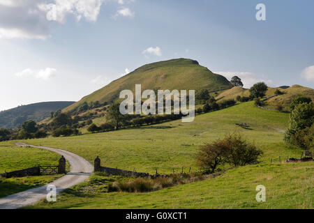 Chrome Hill nel Peak District National Park, Dovedale, Derbyshire. Paesaggio inglese, paesaggio paesaggistico britannico all'aperto Foto Stock