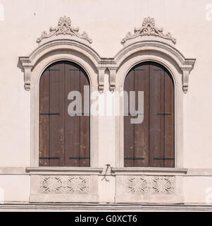 Decorate finestre ad arco di un edificio medievale. Foto Stock