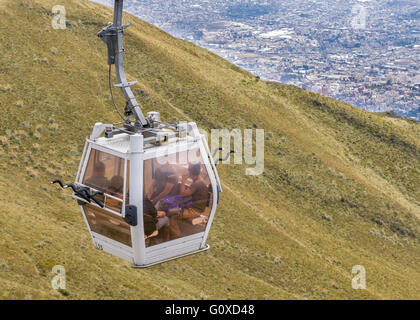 QUITO, ECUADOR, ottobre - 2015 - Vista aerea della funivia con peoeple scalare le montagne a Quito, Ecuador Foto Stock