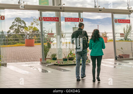 QUITO, ECUADOR, ottobre - 2015 - Vista posteriore della coppia giovane su un viaggio in alti di Quito, Ecuador Foto Stock