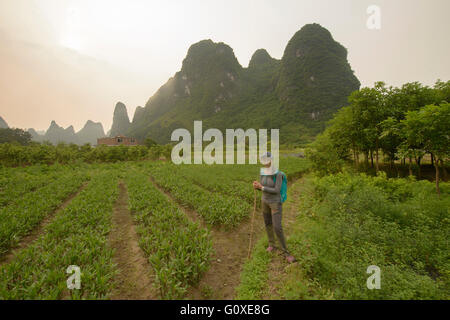 Aziende agricole lungo il famoso fiume Li escursione vicino Xingping, Guangxi Regione autonoma, Cina Foto Stock