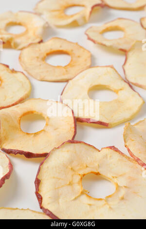 Essiccato chip apple classificato su sfondo bianco - close up Foto Stock